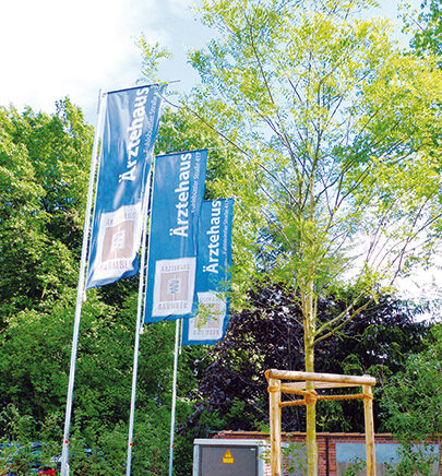 Bild von drei bedruckten Fahnen