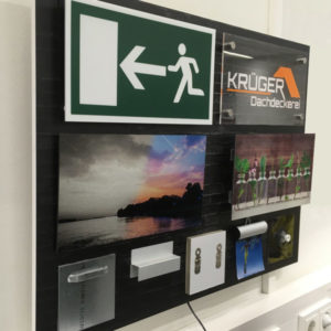 Bild von mehreren bedruckten Schildern