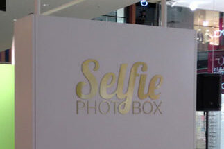 Bild einer Folienkaschierung auf einer Selfie Photo Box im Einkaufszentrum