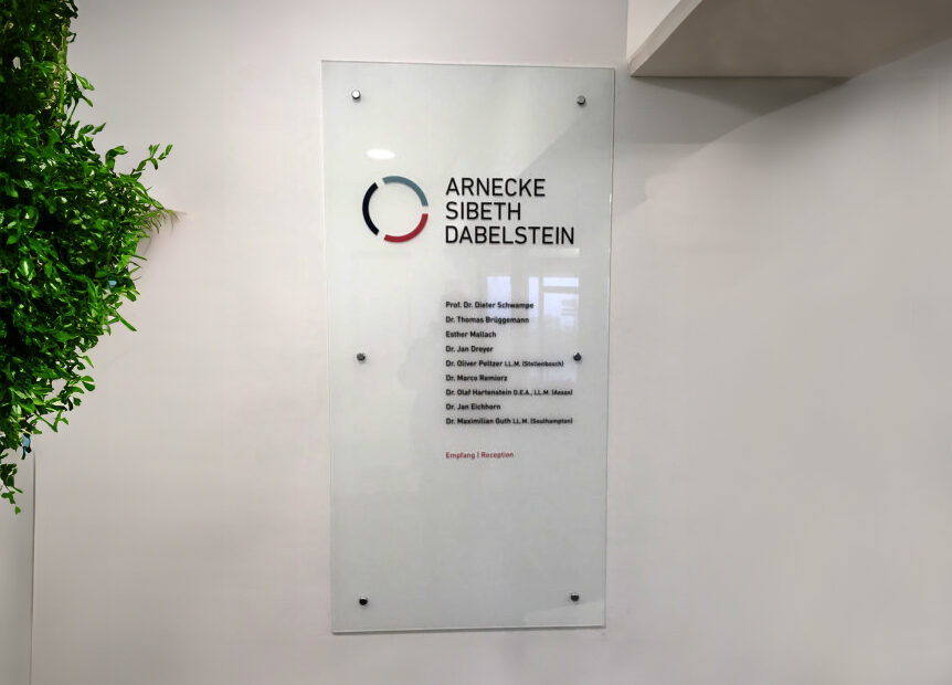 Bild von einem Schild aus Acryl mit Abstandshaltern befestigt an der Wand